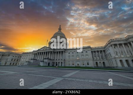 Il sole splende sul Campidoglio degli Stati Uniti al tramonto. Washington DC, Stati Uniti Foto Stock