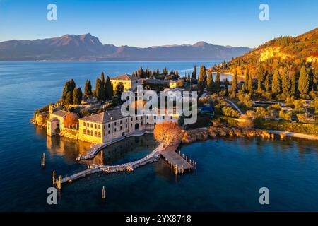 Vista aerea di Punta San Vigilio al tramonto in autunno. Garda, Verona, Italia, Europa. Foto Stock
