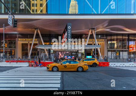 New York, USA - 5 ottobre 2024: Taxi passando per il Madison Square Garden Foto Stock
