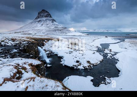 Vista del monte Kirkjufell al tramonto in inverno. Grundarfjörður, penisola di Snæfellsnes, regione Vesturland, Islanda, Nord Europa. Foto Stock