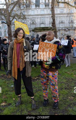 Londra, sabato 14 dicembre 2024 protesta contro gli affitti vertiginosi. Organizzato dall'Unione dei noleggiatori di Londra (LRU) per evidenziare l'impatto dei noleggi elevati e per richiedere controlli. Foto Stock