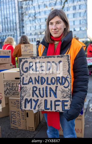 Londra, sabato 14 dicembre 2024 protesta contro gli affitti vertiginosi. Organizzato dall'Unione dei noleggiatori di Londra (LRU) per evidenziare l'impatto dei noleggi elevati e per richiedere controlli. Foto Stock