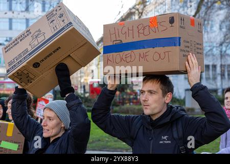 Londra, sabato 14 dicembre 2024 manifestanti con scatole di cartone vuote, a seguito di una protesta contro gli affitti vertiginosi. Organizzato dall'Unione dei noleggiatori di Londra (LRU) per evidenziare l'impatto dei noleggi elevati e per richiedere controlli. Foto Stock