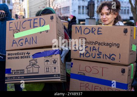 Londra, sabato 14 dicembre 2024 manifestanti con scatole di cartone vuote, a seguito di una protesta contro gli affitti vertiginosi. Organizzato dall'Unione dei noleggiatori di Londra (LRU) per evidenziare l'impatto dei noleggi elevati e per richiedere controlli. Foto Stock