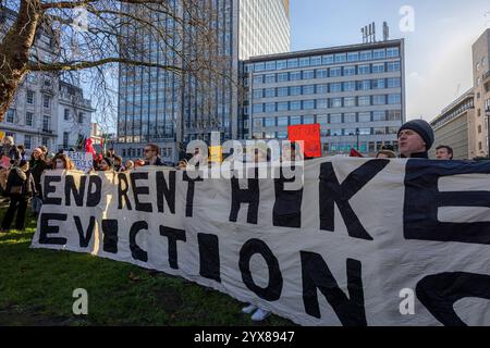 Londra, sabato 14 dicembre 2024 protesta contro gli affitti vertiginosi. Organizzato dall'Unione dei noleggiatori di Londra (LRU) per evidenziare l'impatto dei noleggi elevati e per richiedere controlli. Foto Stock