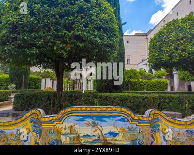 Famoso chiostro di Santa chiara con piastrelle in maiolica dipinte a Napoli, Italia Foto Stock