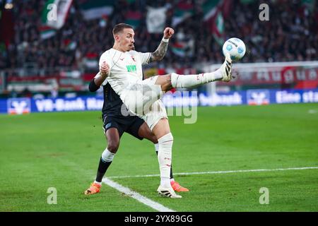 Augusta, Germania. 14 dicembre 2024. Calcio: Bundesliga, FC Augsburg - Bayer Leverkusen, Matchday 14, WWK-Arena. Phillip Tietz dell'FC Augsburg in azione. Credito: Daniel Löb/dpa - NOTA IMPORTANTE: In conformità con le normative della DFL German Football League e della DFB German Football Association, è vietato utilizzare o far utilizzare fotografie scattate nello stadio e/o della partita sotto forma di immagini sequenziali e/o serie di foto simili a video./dpa/Alamy Live News Foto Stock