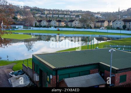 Bath, Somerset - 27 novembre 2024 - il campo inondato del Bath Cricket Club dopo che Storm Bert ha causato il traboccare il fiume Avon dalle sue rive, Bath, Somers Foto Stock