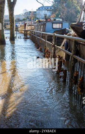 Bath, Somerset - 27 novembre 2024 - inondazioni causate dalla tempesta Bert nei pressi del Bath Rugby Club e del Bath Sports and Leisure Centre. Acqua alta dal fiume A. Foto Stock