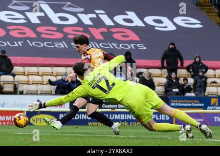 Bradford, Regno Unito. 14 dicembre 2024. Valley Parade, Bradford, Inghilterra, 14 dicembre 2024: Calum Kavanagh (8 Bradford City) segna durante la partita EFL Sky Bet League Two tra Bradford City e Swindon Town a Valley Parade a Bradford, Inghilterra, il 14 dicembre 2024. (Sean Chandler/SPP) credito: Foto SPP Sport Press. /Alamy Live News Foto Stock