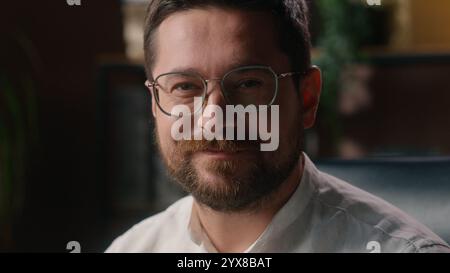Allegro ragazzo caucasico imprenditore uomo lavoratore d'affari ritratto felice venditore di mezza età sorridente uomo d'affari avvocato maschio che guarda la fotocamera in Foto Stock