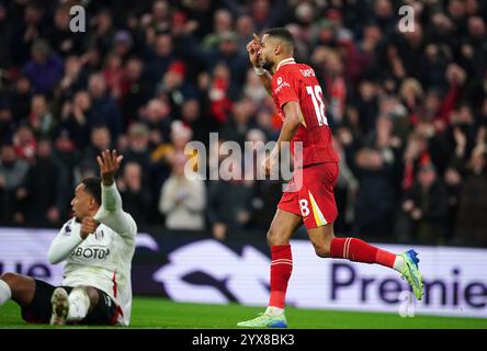 Cody Gakpo del Liverpool celebra il primo gol della squadra durante la partita di Premier League ad Anfield, Liverpool. Data foto: Sabato 14 dicembre 2024. Foto Stock