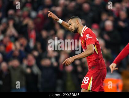 Cody Gakpo del Liverpool celebra il primo gol della squadra durante la partita di Premier League ad Anfield, Liverpool. Data foto: Sabato 14 dicembre 2024. Foto Stock