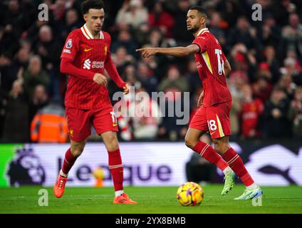 Cody Gakpo del Liverpool celebra il primo gol della squadra durante la partita di Premier League ad Anfield, Liverpool. Data foto: Sabato 14 dicembre 2024. Foto Stock