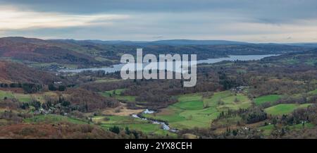 Splendido panorama aereo con drone immagine di Windermere nel Lake District durante l'alba autunnale vista dall'alto Loughrigg Fell Foto Stock