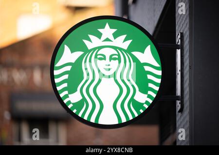 Segnaletica per la catena di caffè Starbucks nel centro di Manchester, Regno Unito. Foto Stock