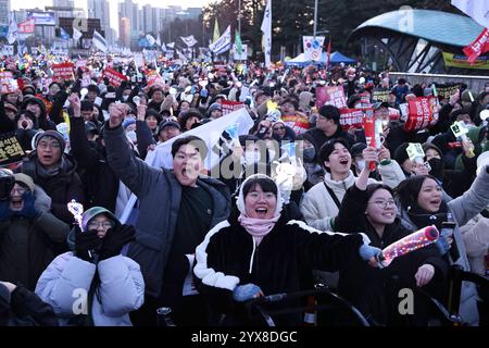 La gente celebra dopo che il presidente sudcoreano Yoon Suk Yeol manifestanti di impeachment celebrano dopo l'approvazione di una mozione di impeachment contro il presidente Yoon Suk Yeol al di fuori dell'Assemblea nazionale a Seoul, Corea del Sud, 14 dicembre 2024. Seoul Corea del Sud Copyright: XMatrixxImagesx/xLeexSang-hoonx Foto Stock