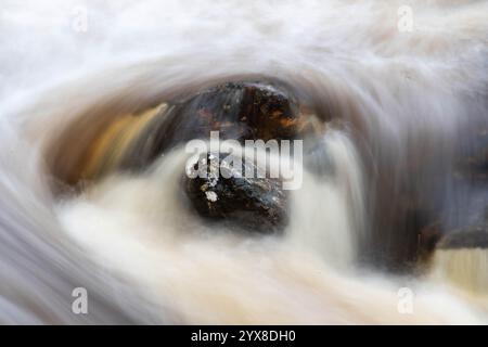 Loch Beinn a Mheadhoin, Glen Affric, Scozia, Regno Unito Foto Stock