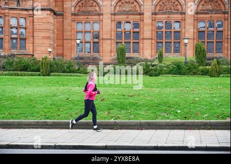 Donna che corre in campagna per la salute e il benessere Foto Stock