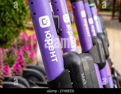 Sochi, Russia - 24 marzo 2024: Una gamma di scooter elettrici dell'azienda "Yurent" Foto Stock