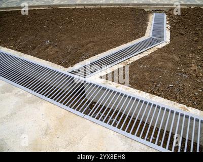 Canale del sistema di drenaggio chiuso con griglia saldata Foto Stock
