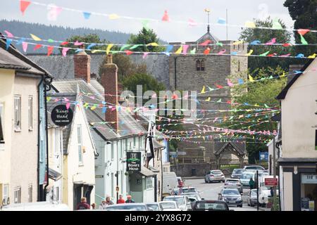 Guardando lungo la strada principale del Bishops Castle Shropshire verso la chiesa di San Giovanni Battista Foto Stock