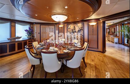 Elegante sala da pranzo con arredi decorati e sofisticata disposizione dei tavoli Foto Stock