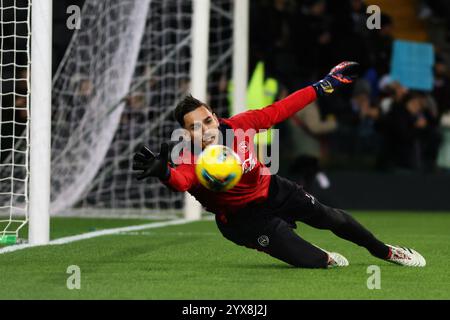 Udine, Italia. 14 dicembre 2024. Scalda prima della partita di calcio di serie A tra Udinese e Napoli al Bluenergy Stadium di Udine, Italia nord-orientale - sabato 14 dicembre 2024 sport - calcio (foto di Andrea Bressanutti/Lapresse) crediti: LaPresse/Alamy Live News Foto Stock