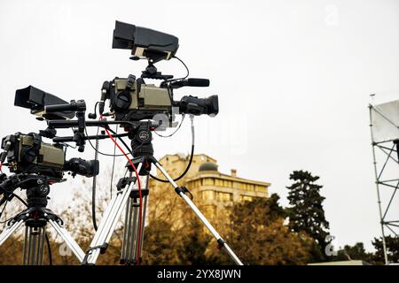Videocamera digitale professionale. accessori per videocamere 4k.telecamera tv in sala concerti. Foto Stock