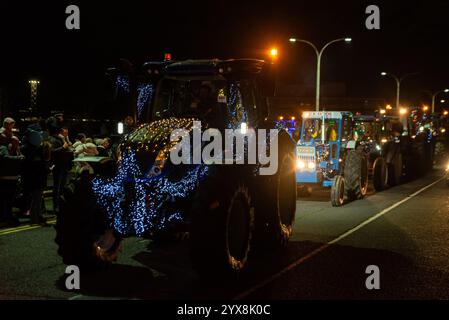 CNH Basildon Tractor Plant, Cranes Farm Road, Basildon, Essex, Regno Unito. 14 dicembre 2024. I proprietari di trattori New Holland, Case IH e Ford si sono riuniti presso lo stabilimento CNH Industrial Tractor di Basildon, ex stabilimento di produzione di trattori Ford, che ha iniziato a produrre trattori sul sito nel 1964. L'evento si terrà per raccogliere fondi per il locale St. Luke's Hospice e i trattori partecipanti si dirigeranno a Basildon adornati di luci e decorazioni natalizie Foto Stock