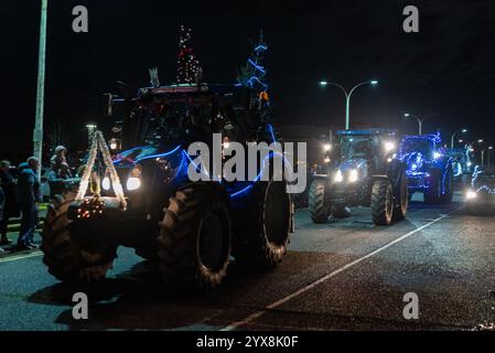 CNH Basildon Tractor Plant, Cranes Farm Road, Basildon, Essex, Regno Unito. 14 dicembre 2024. I proprietari di trattori New Holland, Case IH e Ford si sono riuniti presso lo stabilimento CNH Industrial Tractor di Basildon, ex stabilimento di produzione di trattori Ford, che ha iniziato a produrre trattori sul sito nel 1964. L'evento si terrà per raccogliere fondi per il locale St. Luke's Hospice e i trattori partecipanti si dirigeranno a Basildon adornati di luci e decorazioni natalizie Foto Stock