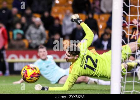 Bradford, Regno Unito. 14 dicembre 2024. Valley Parade, Bradford, Inghilterra, 14 dicembre 2024: Jack Bycroft (1 Swindon Town) raggiunge il pallone durante la partita EFL Sky Bet League Two tra Bradford City e Swindon Town a Valley Parade a Bradford, Inghilterra, il 14 dicembre 2024. (Sean Chandler/SPP) credito: Foto SPP Sport Press. /Alamy Live News Foto Stock