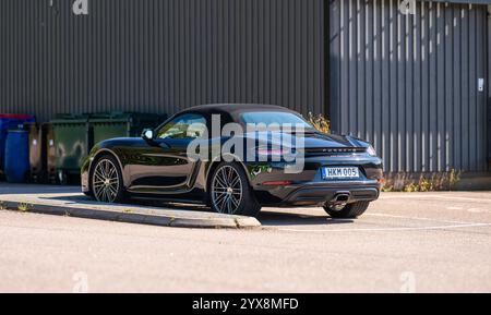 Gothenburg, Svezia - agosto 31 2024: Porsche 718 Boxter nera 2018 parcheggiata da un edificio Foto Stock