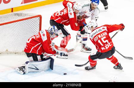 Friburgo, Svizzera, 14 dicembre 2024: #13 Jiri Semjkal (Repubblica Ceca) lancia il puck davanti al portiere #35 Ludovic Waeber (Svizzera). # 15 Gregory Hofmann (Svizzera) svuota. (Foto di Andreas Haas/dieBildmanufaktur) credito: DieBildmanufaktur/Alamy Live News Foto Stock