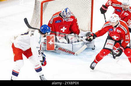 Friburgo, Svizzera, 14 dicembre 2024: #78 Michall Kovarcik (Repubblica Ceca) spara il puck con il dorso al portiere #35 Ludovic Waeber (Svizzera). (Foto di Andreas Haas/dieBildmanufaktur) credito: DieBildmanufaktur/Alamy Live News Foto Stock