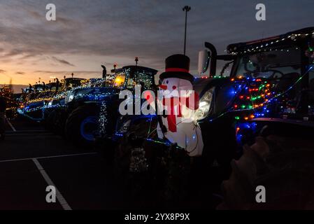 CNH Basildon Tractor Plant, Cranes Farm Road, Basildon, Essex, Regno Unito. 14 dicembre 2024. I proprietari di trattori New Holland, Case IH e Ford si sono riuniti presso lo stabilimento CNH Industrial Tractor di Basildon, ex stabilimento di produzione di trattori Ford, che ha iniziato a produrre trattori sul sito nel 1964. L'evento si terrà per raccogliere fondi per il locale St. Luke's Hospice e i trattori partecipanti si dirigeranno a Basildon adornati di luci e decorazioni natalizie Foto Stock
