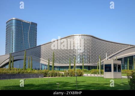 TASHKENT, UZBEKISTAN - 3 SETTEMBRE 2022: Moderno hotel Hilton nella città di Tashkent Foto Stock