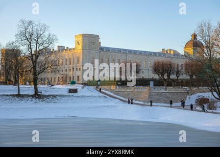 GATCHINA, RUSSIA - 25 DICEMBRE 2022: Il grande Palazzo Gatchina sul territorio del Parco invernale. Regione di Leningrado Foto Stock