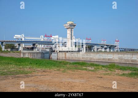 NOVOCHEBOKSARSK, RUSSIA - 2 SETTEMBRE 2024: Porta di spedizione della centrale idroelettrica di Cheboksary. Chuvashia Foto Stock