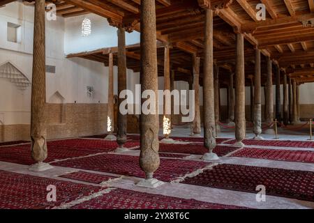 KHIVA, UZBEKISTAN - 06 SETTEMBRE 2022: Interno della moschea medievale di Juma. Khiva, Uzbekistan Foto Stock