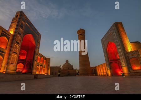 L'antico complesso poi-Kalyan nel centro storico di Bukhara. Uzbekistan Foto Stock