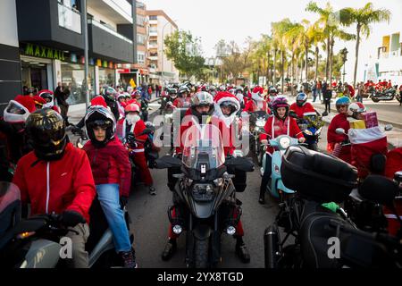 Malaga, Spagna. 14 dicembre 2024. Le persone vestite da "Babbo Natale" si preparano sulle loro moto mentre prendono parte all'X Toy Run Torremolinos. Centinaia di motociclisti e motociclisti si incontrano ogni anno nel centro di Torremolinos per partecipare a una gara di beneficenza vestita con costumi di Babbo Natale e collezionando giocattoli per bambini. Credito: SOPA Images Limited/Alamy Live News Foto Stock