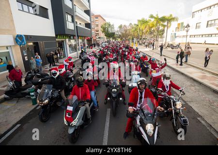 Malaga, Spagna. 14 dicembre 2024. Le persone vestite da "Babbo Natale" si preparano sulle loro moto mentre prendono parte all'X Toy Run Torremolinos. Centinaia di motociclisti e motociclisti si incontrano ogni anno nel centro di Torremolinos per partecipare a una gara di beneficenza vestita con costumi di Babbo Natale e collezionando giocattoli per bambini. Credito: SOPA Images Limited/Alamy Live News Foto Stock