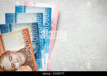 Il Cile pesos soldi sul piano di lavoro grigio. Contesto finanziario. Copia spazio, primo piano. posizione piatta Foto Stock