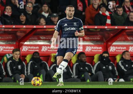 John McGinn dell'Aston Villa passa il pallone durante la partita di Premier League Nottingham Forest vs Aston Villa al City Ground, Nottingham, Regno Unito, 14 dicembre 2024 (foto di Alfie Cosgrove/News Images) Foto Stock