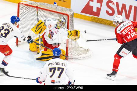 Friburgo, Svizzera, 14 dicembre 2024: Lotta per il puck tra il portiere #34 Simon Zaijcek (Repubblica Ceca) e #11 Sven Senteler (Svizzera). (Foto di Andreas Haas/dieBildmanufaktur) credito: DieBildmanufaktur/Alamy Live News Foto Stock