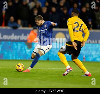 Wolverhampton, Regno Unito. 14 dicembre 2024; Molineux Stadium, Wolverhampton, West Midlands, Inghilterra; Premier League Football, Wolverhampton Wanderers contro Ipswich Town; Wes Burns di Ipswich Town spara mentre Toti Gomes di Wolverhampton Wanderers tenta di bloccare Credit: Action Plus Sports Images/Alamy Live News Foto Stock