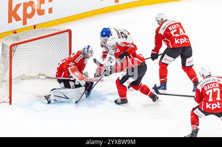 Friburgo, Svizzera, 14 dicembre 2024: Il difensore #67 Roger Karrer (Svizzera) si aggiudica il portiere #35 Ludovic Waeber (Svizzera) nella lotta contro #22 Jachym Kondelik (Repubblica Ceca). (Foto di Andreas Haas/dieBildmanufaktur) credito: DieBildmanufaktur/Alamy Live News Foto Stock