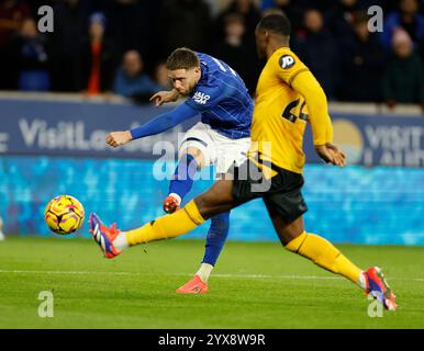 Wolverhampton, Regno Unito. 14 dicembre 2024; Molineux Stadium, Wolverhampton, West Midlands, Inghilterra; Premier League Football, Wolverhampton Wanderers contro Ipswich Town; Wes Burns of Ipswich Town spara oltre Toti Gomes Credit: Action Plus Sports Images/Alamy Live News Foto Stock