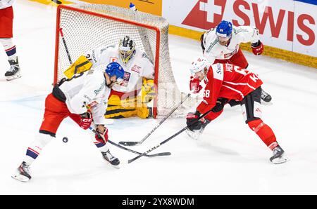 Friburgo, Svizzera, 14 dicembre 2024: #68 Fabrice Herzog (Svizzera) vuole tirare il puck davanti al portiere #34 Simon Zaijcek (Repubblica Ceca), ma è disturbato da #2 Ondrej Vala e #13 Jiri Smejkal (entrambe Repubblica Ceca). (Foto di Andreas Haas/dieBildmanufaktur) credito: DieBildmanufaktur/Alamy Live News Foto Stock